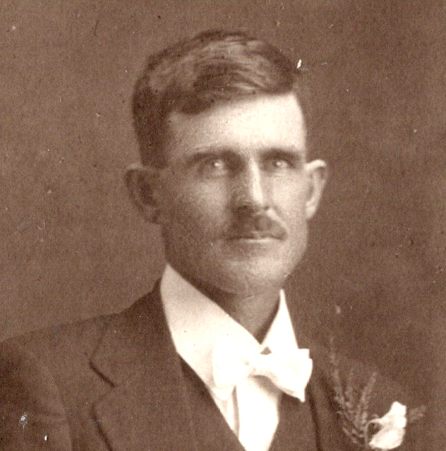 Photo of photos/William McLennan 1889-1959 wdg portrait